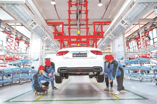 英国beat365官方网站学生进行实训。 赵光煜 摄.png